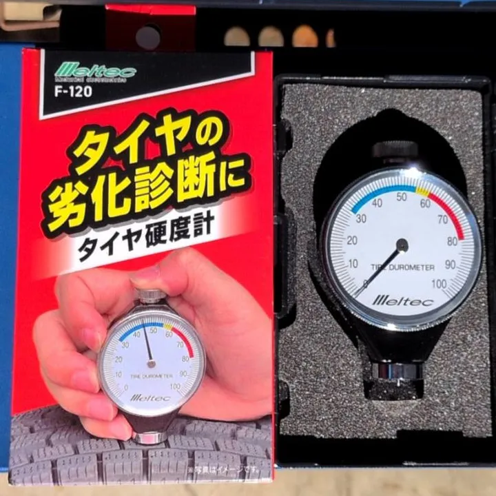 Meltec製のタイヤ硬度計F-120のパッケージと本体