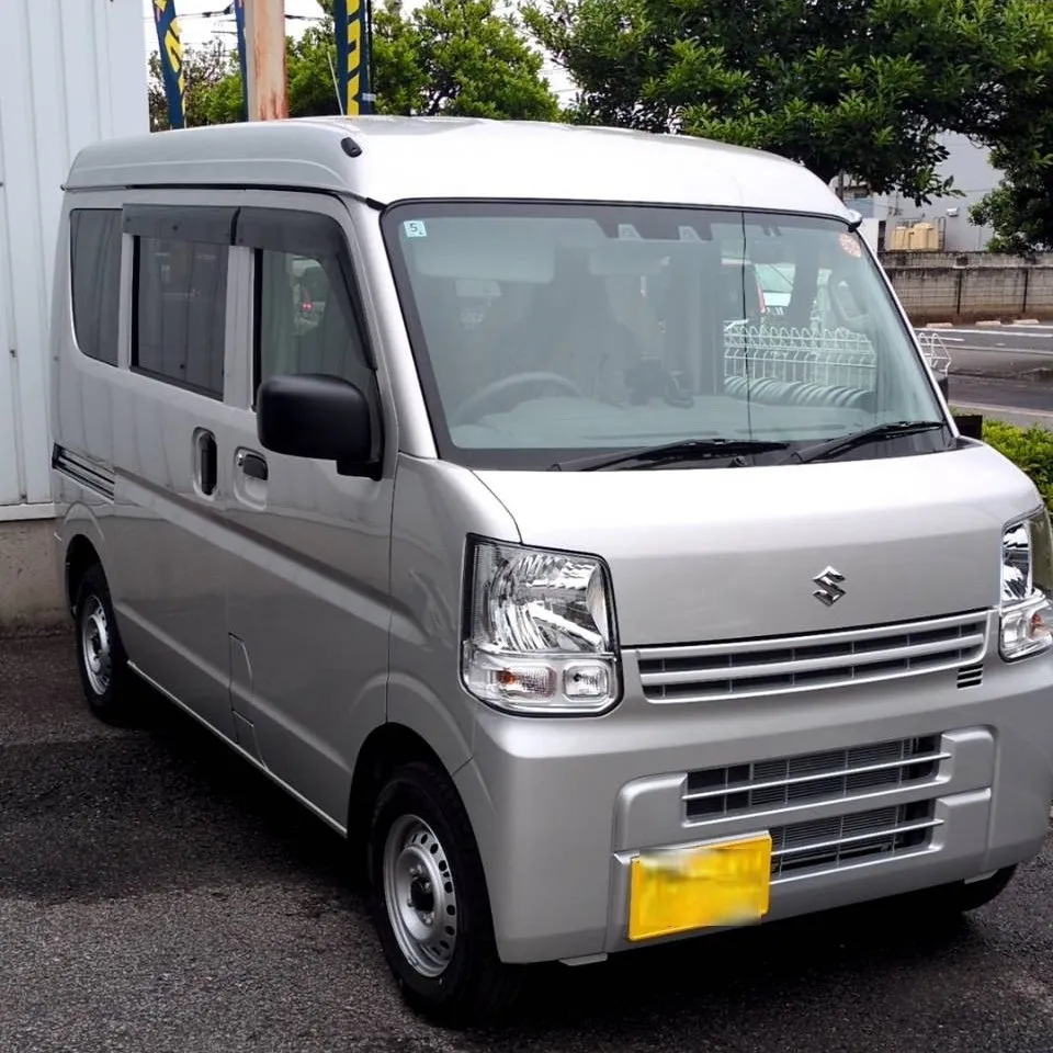 店舗前に駐車されたクレスコタイヤサービスの新しい社用車、グレー色のスズキ エブリイ