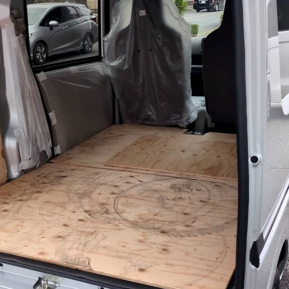 保護用の板が敷かれたスズキ エブリイの広々とした荷室