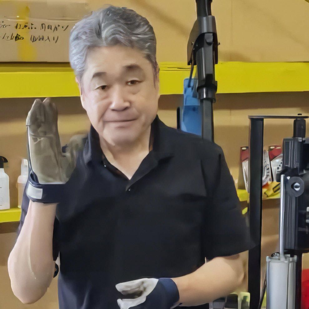 微笑みながら挨拶するクレスコタイヤサービス店主、大島 正