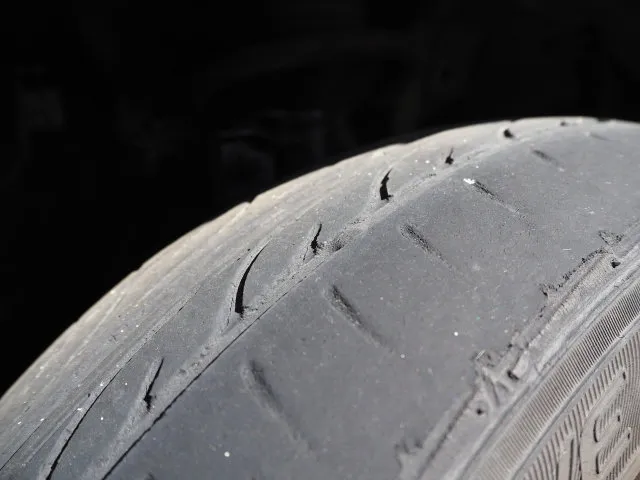 スタッドレスタイヤの溝にあるスリップサイン（プラットフォーム）の様子