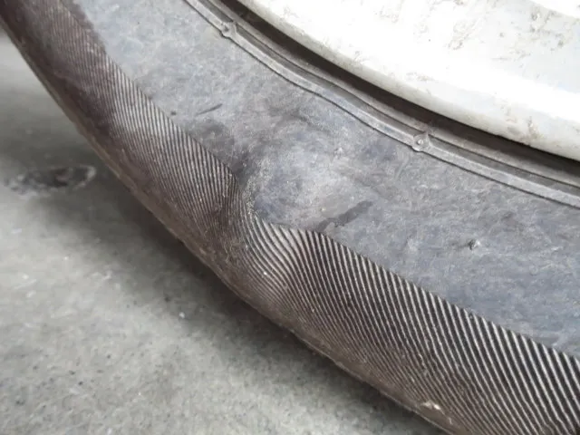 タイヤのショルダー部分にできた傷やコブのイメージ
