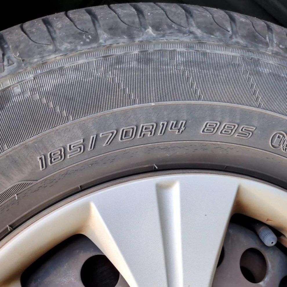 タイヤ側面に記載されたタイヤサイズの例