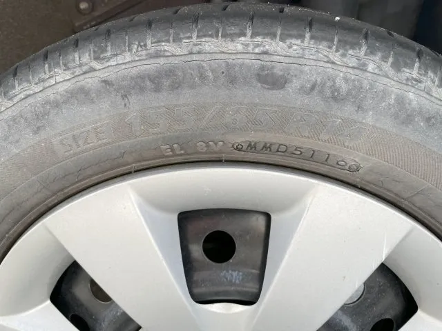 タイヤのサイドウォールに発生したひび割れのイメージ