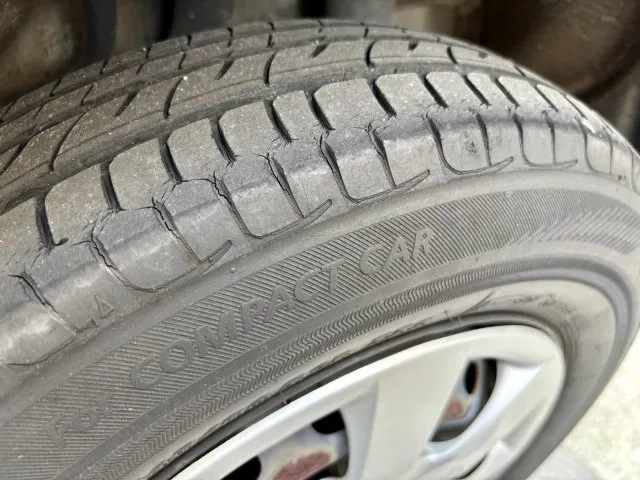 タイヤの溝や状態をチェックするイメージ