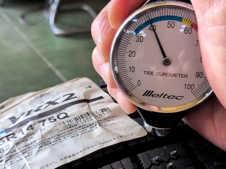 硬度計で2025年製造の新品ヨコハマSY01Vを測定。針は40付近を指している。